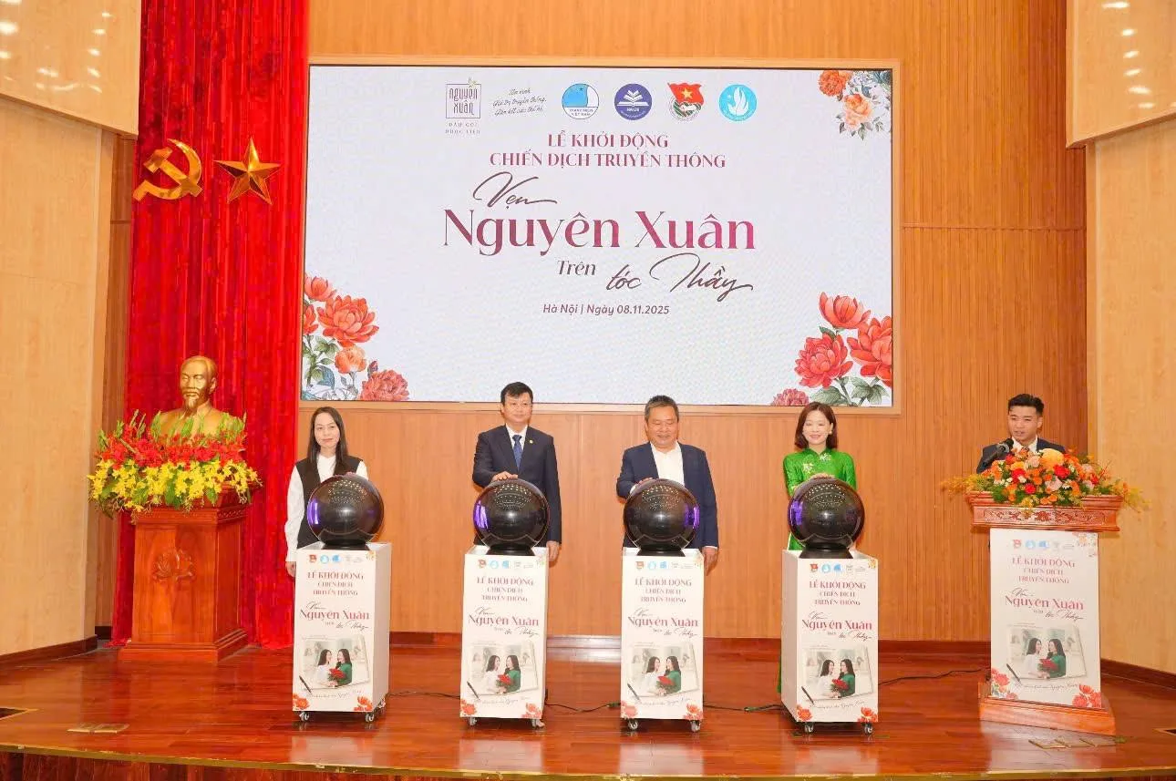 Sự kiện Lễ phát động Chiến dịch Vẹn Nguyên Xuân trên tóc thầy tại Đại học Sư Phạm Hà Nội