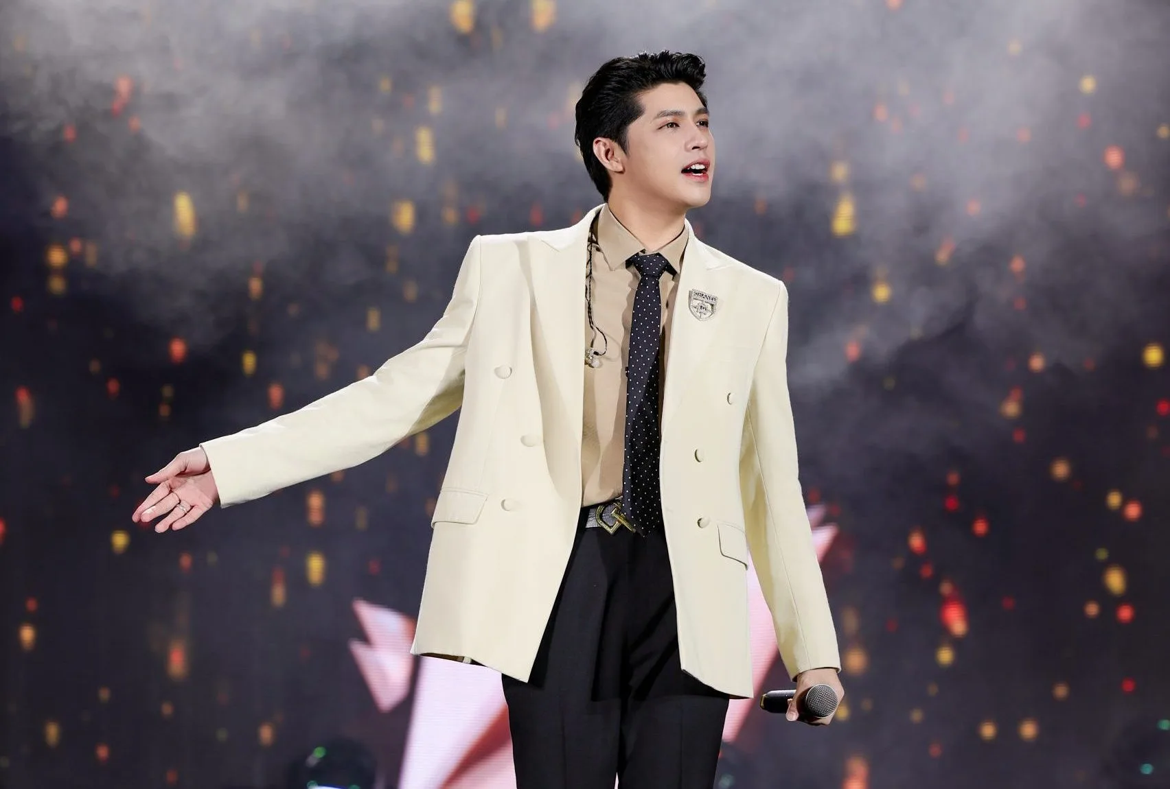 Xả ảnh hậu trường và vid dành cho fan concert Vẹn Nguyên Xuân trên tóc thầy