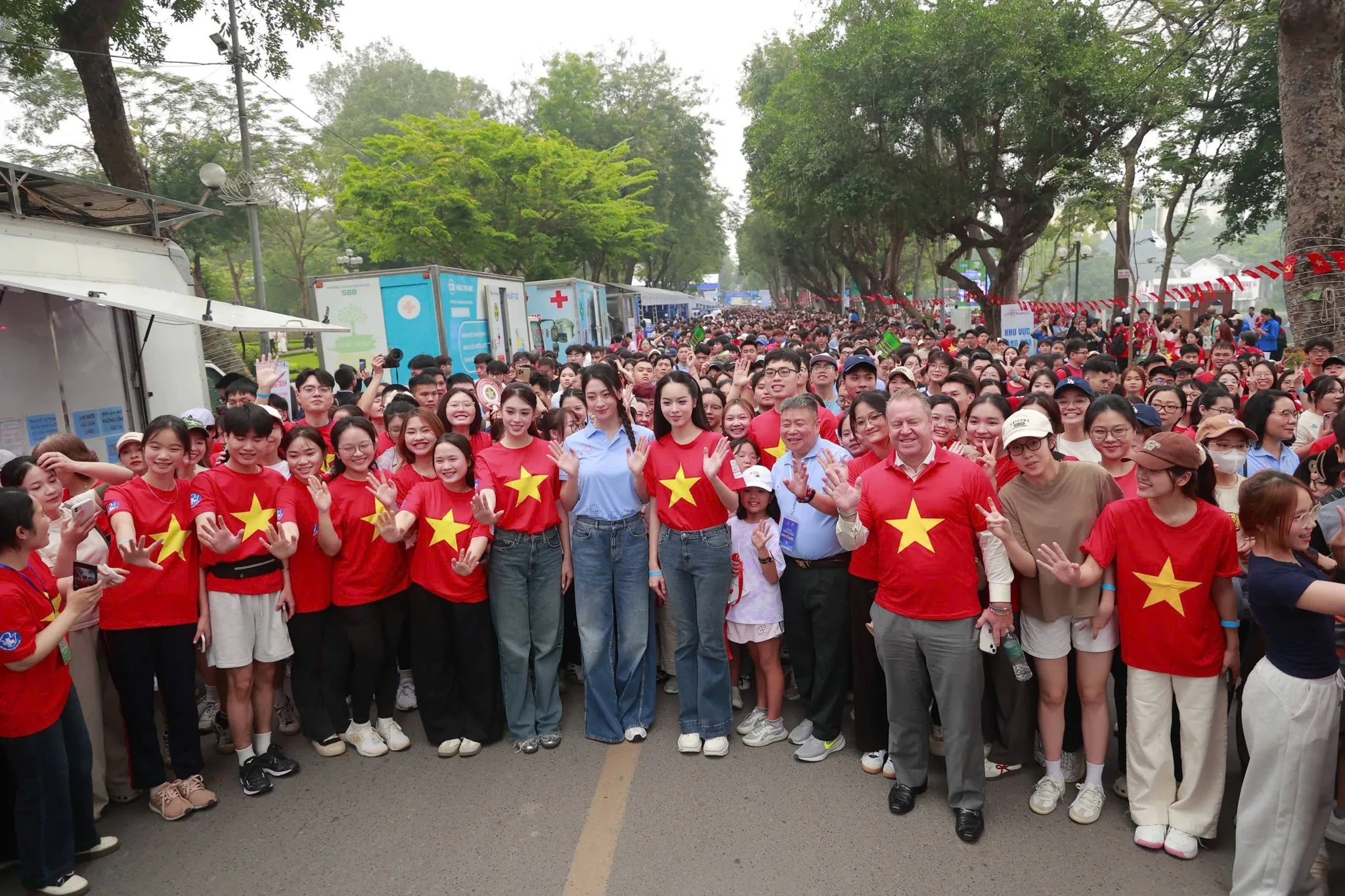 Ba nàng hậu Thanh Thuỷ – Tiểu Vy – Lương Thuỳ Linh rực rỡ tại Vì một Việt Nam khoẻ mạnh