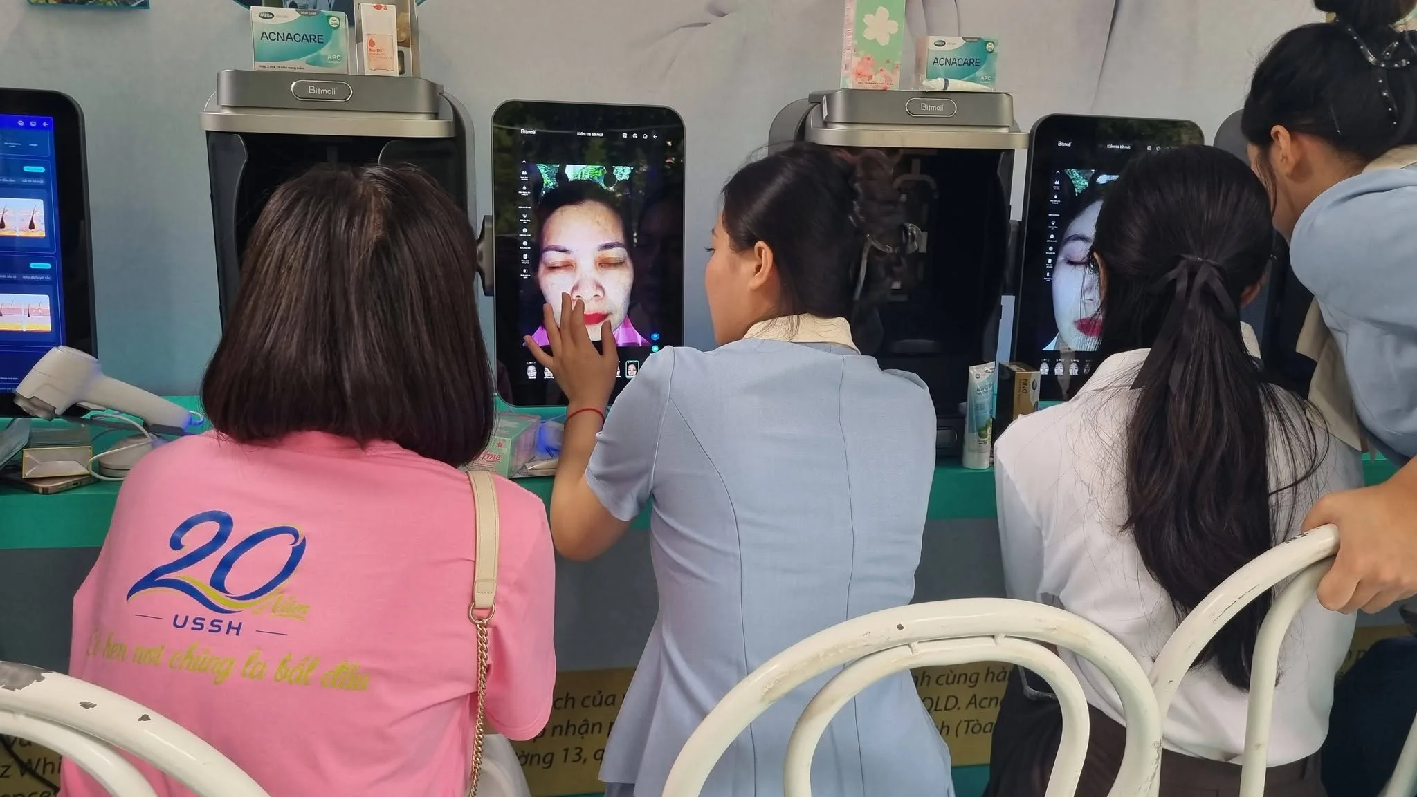 Unitour “Triệu vẻ đẹp, triệu làn da” mang trải nghiệm chăm sóc da đến với sinh viên Nhân văn