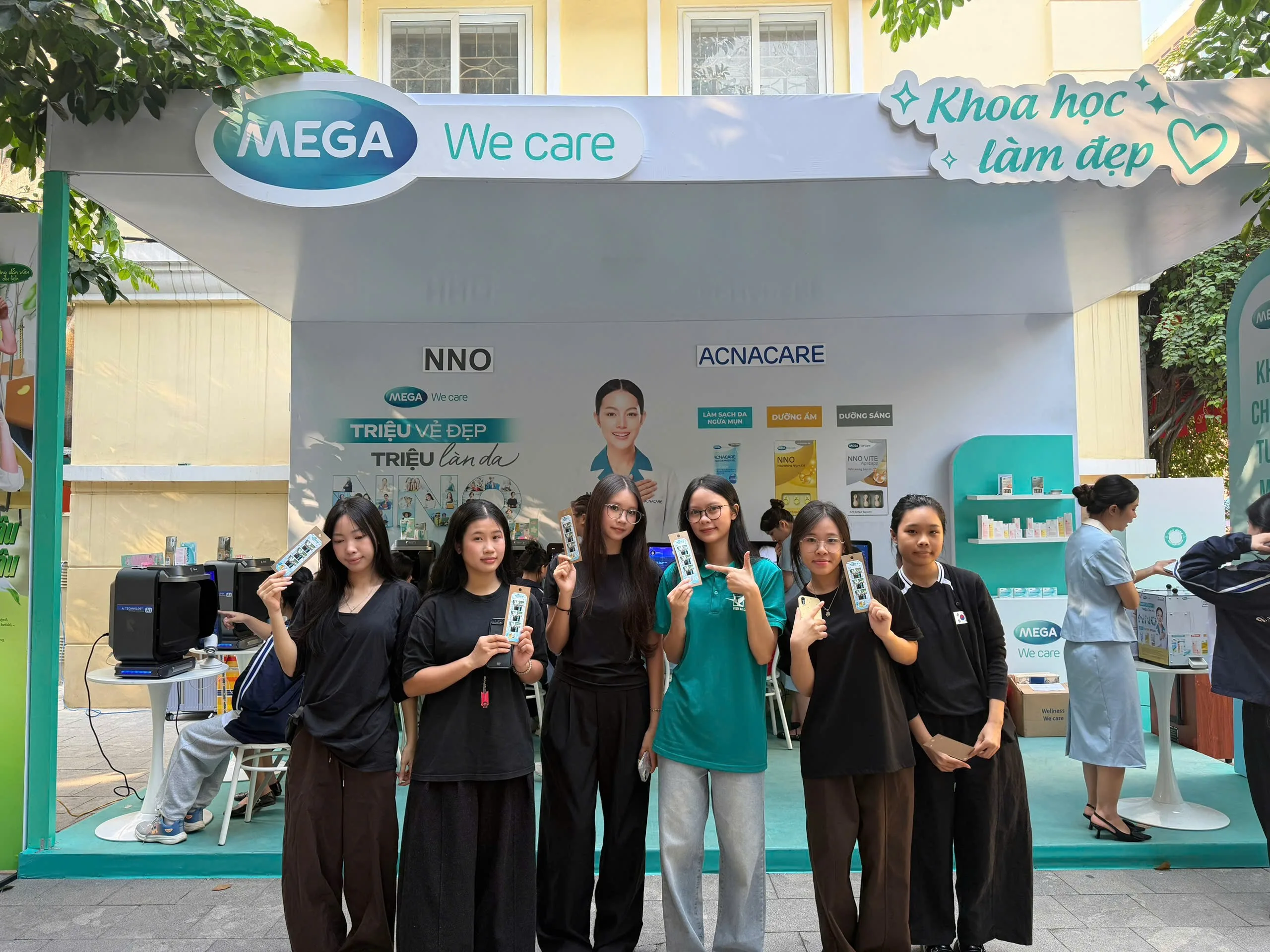 Unitour “Triệu vẻ đẹp, triệu làn da” mang trải nghiệm chăm sóc da đến với sinh viên Nhân văn